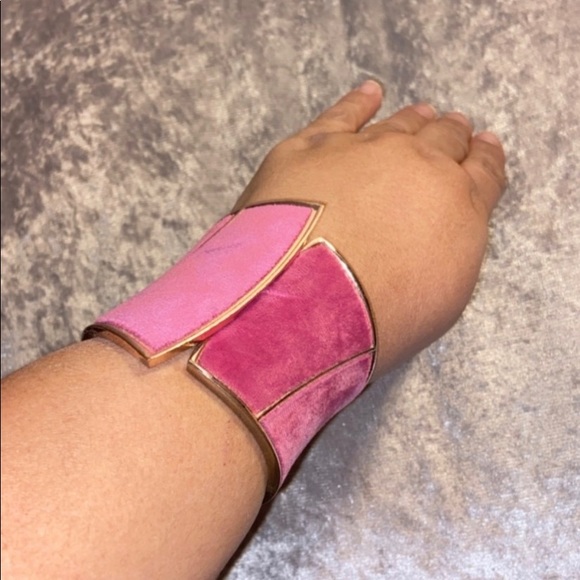 A beautiful cuff  fuchsia pink bracelet - Picture 2 of 6